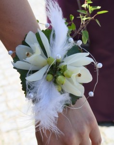Brautjungfernhandschmuck mit weißen Orchideenblüten und Federn